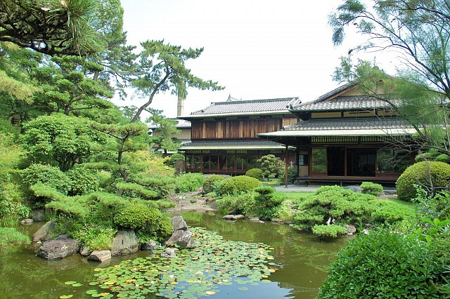 五風荘の広壮な回遊式日本庭園